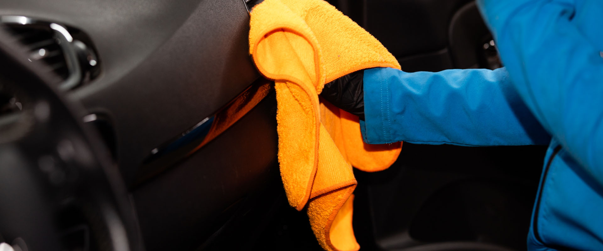Nettoyage voiture intérieur main volant avec chiffon microfibre